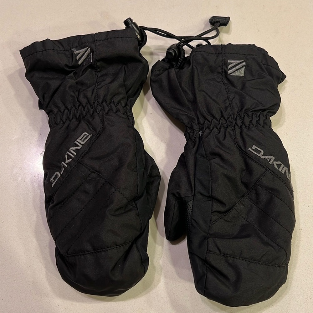 Dakine kids winter mittens.